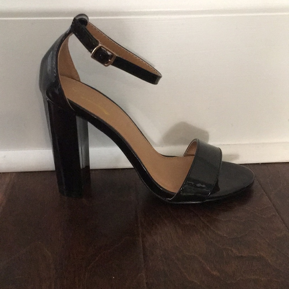 BRAND NEW Black chunky heels!